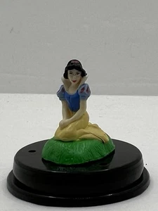 Pequeña minifigura vintage de BLANCANIEVES de Disney de máquina expendedora - Imagen 1 de 5
