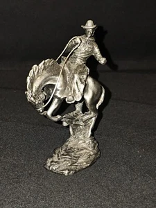 Estatuilla de peltre vaquero montando Bronco - Imagen 1 de 6