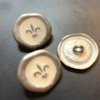 Fleur de Lis buttons matte enamel silver  3/4"  5pcs - Image 1 of 4