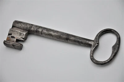 Ancienne clé pour serrure de porte en bois de chateau en fer forgé collection 1 - Photo 1/4