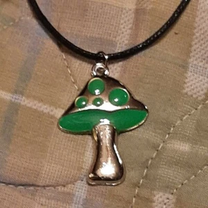 VINTAGE MUSHROOM SHROOM Pendant Charm / 26" Adjustable Rope Necklace (Green) - Picture 1 of 4