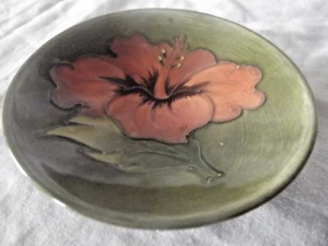 Vintage Moorcroft Pin Dish Hibiscus Pattern on Deep Green Ground & Small Foot - Picture 1 of 5
