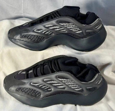 Adidas Yeezy 700 V3 Brillo Oscuro “Negro” Talla 5.5 Mediano Hombres/Unisex Talla: 7 Dama #GX6144 Foto 1 de 4