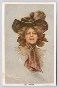 Out For Fun - Bonita dama con un sombrero elegante - Postal vintage - Imagen 1 de 2