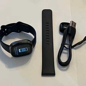 Fitbit Sense - Advanced GPS Aktivitätstracker Smartwatch FB512 Carbon Graphit - Bild 1 von 6