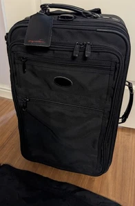 Kirkland Signature 22" aufrechter erweiterbarer schwarzer Nylonkoffer mit Rollen - Bild 1 von 24