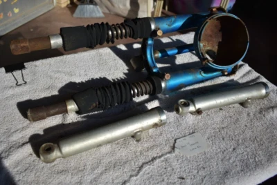 Honda CL70 1970 Scrambler cubierta de horquilla delantera y cubo de faros azul caramelo Foto 1 de 4