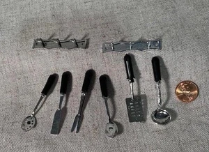 Puppenstube Küchenutensilienständer. 6 kleine Werkzeuge zum Aufhängen an zwei 3er Regalen - Bild 1 von 1