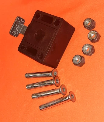 Conjunto de soporte de rueda trasera para remolque de bicicleta Instep ☛ pieza de repuesto usada con pernos Foto 1 de 3