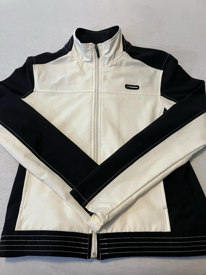 Prenda deportiva para correr New Balance negra blanca con cremallera manga larga para dama Foto 1 de 4