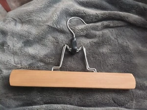 Setwell Old Wood Steel Clamp Style Hose Hosen Rock 9" Kleiderbügel sehr guter Zustand - Bild 1 von 3