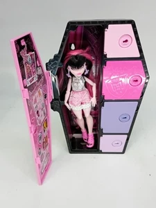 Monster High - Skulltimate Locker and Draculaura - Inc keys and extras - HOW - Picture 1 of 11