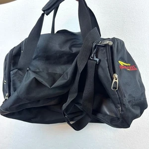 In-N-Out Burger Sporttasche schwarz mit mehreren Reißverschlusstaschen & verstellbar - Bild 1 von 9