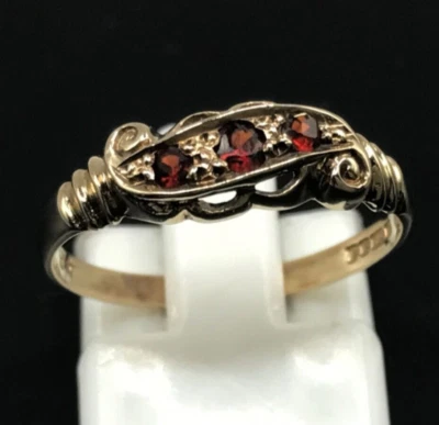 Vintage 9ct gold garnet ring, uk size N 1/2, three stone. Birmingham 1981 Foto 1 de 4