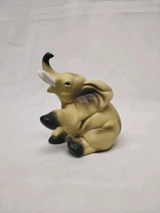 Statuina elefante seduto in ceramica Lefton vintage - Foto 1 di 8