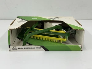Rastrillo de heno ERTL John Deere escala 1/16 modelo fundido a presión 5686 - Imagen 1 de 4