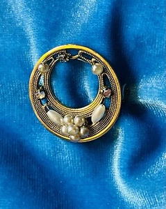 VINTAGE SAATPERLEN STRASS BROSCHE RUND ZART VERDRAHTET HANDARBEIT JUWELIER GOLDFARBEN - Bild 1 von 16