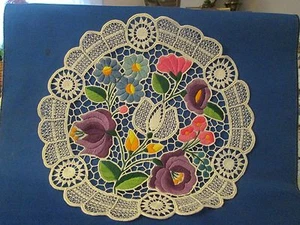 Kalocsa Húngaro Hermoso Bordado a Mano Doily Encaje Kalocsa Floral 11 x 11" - Imagen 1 de 2