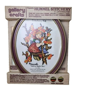 Kit de costura vintage 1976 Gallery Crafts Hummel "Girl In Apple Tree" con marco - Imagen 1 de 8
