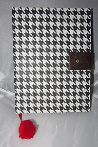 JOURNAL SCHWARZ-WEISS HAHNENTRITTMUSTER ROT BOMMEL LEDER RIEMENVERSCHLUSS - Bild 1 von 7