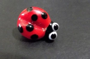 Realistic Lampwork Glass Ladybug Button (4828) - Picture 1 of 4