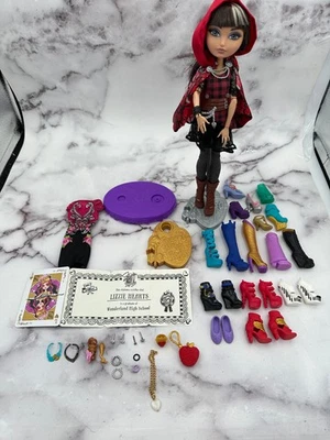 Muñeca Ever After Cerise Capucha + Accesorios Zapatos, Pendientes, Vestido + Monster High Foto 1 de 4