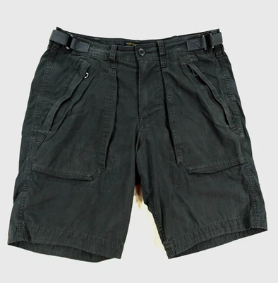 Bermuda cargo Abercrombie & Fitch masculina 29 militar com cinto cinza carvão ao ar livre - Imagem 1 de 4