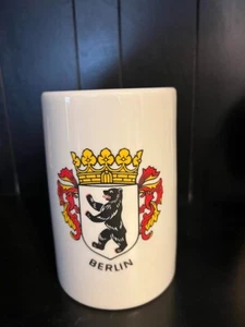 Taza original vintage Stein Alemania Berlín escudo de armas recuerdo años 70 - Imagen 1 de 3