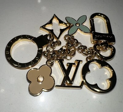 Porta-chaves amuleto monograma Louis Vuitton - Turquesa e bege - Imagem 1 de 3