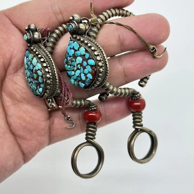 Antiguo siglo XIX Tibetano Rojo Coral Turquesa Plata Alung Par Pendientes Joyería Foto 1 de 4