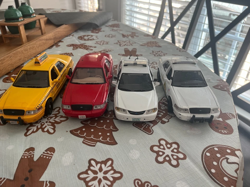 Motor Max 1:24 2007 Ford Crown Victoria 2002 Chevrolet Impala Cop Fire Taxi Law - Image 1 of 4