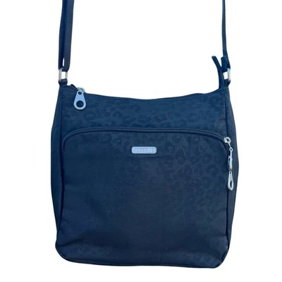 Bolsa tiracolo Baggallini Town preta com estampa de leopardo chita - Imagem 1 de 4