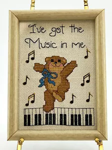 Adorabile orsacchiotto vintage pianoforte danza musica incorniciato punto croce arte da parete 7 x 5 - Foto 1 di 3