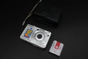 Sony Cybershot DSC-W70 7.2MP Digital Camera - Silver Tested - Picture 1 of 8