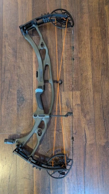 Hoyt Carbon RX-7 Ultra - 70lb RH - Wilderness Green/Black Limbs - Image 1 of 4