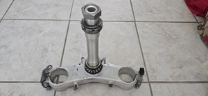 04-05 KAWASAKI NINJA ZX10R ZX10 FRONT FORKS CLAMP LOWER TRIPLE TREE STEM - Picture 1 of 11