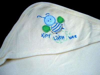 Manta con Capucha Abeja Tejido Waffle Térmico Amarillo Carter's De Colección Foto 1 de 4