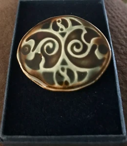 ARTISAN MADE PRELOVED CERAMIC BROOCH IN TWO COLOURS DESIGN - Picture 1 of 3