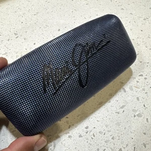 Estuche rígido para gafas de sol Maui Jim azul patrón a cuadros - Imagen 1 de 9