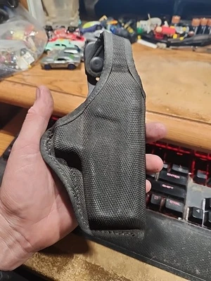 Bianchi AccuMold Thumbsnap Holster Size 11 RH Black PN:17725 - Image 1 of 4