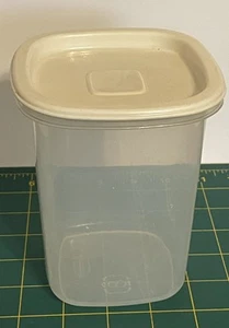 Vtg Rubbermaid Servin Saver #8 Food Storage Canister Container 1.8 Pt Almond Lid - Picture 1 of 6