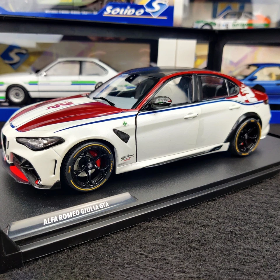 AUTO SOLIDA ALFA ROMEO GIULIA GTA BIANCO E ROSSO 2023 1:18 NUOVA SCATOLA... - Immagine 1 di 4