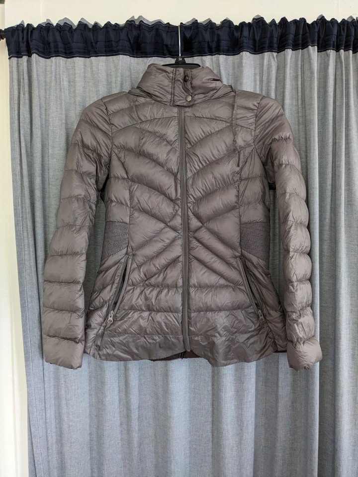 Chaqueta Embalable Para Mujer M ANA A New Approach Premium Plumón de Pato Con Capucha Ligera Foto 1 de 4