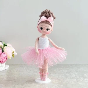 Muñeca bailarina de ganchillo hecha a mano - Juguete amigurumi suave de 11,5" - Muñeca de ganchillo - Imagen 1 de 6