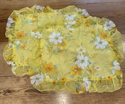 Fundas de almohada estándar florales con núcleo de cabaña vintage años 60 70 (2) volantes amarillos nuevas de stock Foto 1 de 4