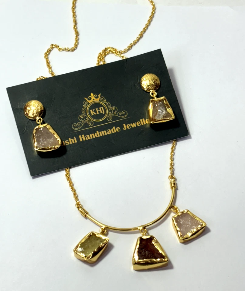 Collar largo colgante de piedras preciosas naturales ásperas con pendiente colgante. Foto 1 de 1