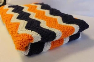 Neue handgefertigte gehäkelte Kräuselung Chevron Babydecke orange marine weiß - Bild 1 von 1