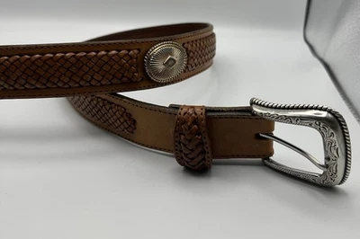 "Medallones de cuero marrón occidental tejido de cesta hebilla plateada en relieve 32"" B-V" Foto 1 de 4