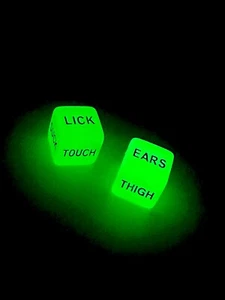 Glow in the Dark Sex Dice 4 Giochi Amore Adulti Kama Sutra Coppie Regalo UV - Foto 1 di 6