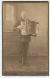 Tarjeta de gabinete c1910 retrato de acordeón alemán tocando acordeón furgoneta roja - Imagen 1 de 2